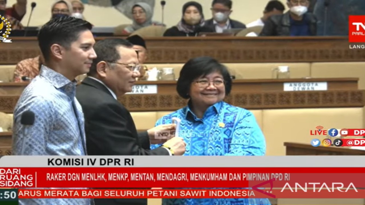 Tangkapan layar Menteri LHK Siti Nurbaya (kanan) menyerahkan Daftar Inventarisasi Masalah RUU KSDAHE kepada Komisi IV DPR RI di Jakarta, Selasa (22/11/2022) (ANTARA/Prisca Triferna)