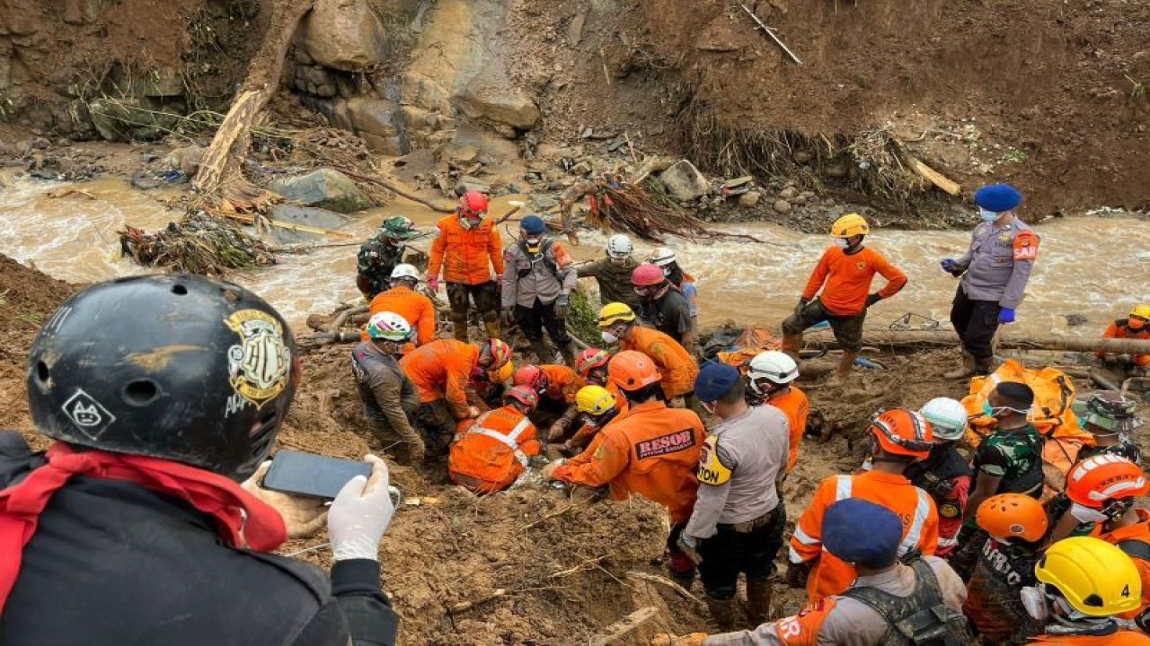 Tim SAR gabungan mengevakuasi warga korban gempa Cianjur yang tertimbun longsor di Kampung Cugenang, Desa Cijedil, Kecamatan Cugenang, Kabupaten Cianjur, Jawa Barat, Jumat (25/11/2022) (ANTARA/HO-Divisi Humas Polri)