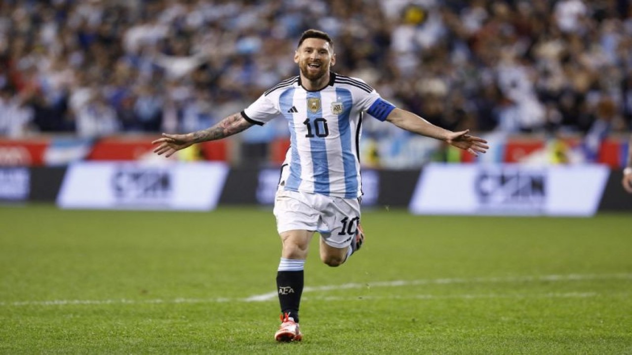 Foto arsip - Dalam foto yang diambil pada 28 September 2022 ini pemain Argentina Lionel Messi merayakan golnya dalam laga persahabatan antara Argentina dan Jamaika di Red Bull Arena, Harrison, New Jersey, Amerika Serikat.  Kapten timnas Argentina Lionel Messi memimpin skuad berisi 26 pemain Argentina untuk Piala Dunia Qatar 2022 yang juga memasukkan Angel Di Maria dan Paulo Dybala kendati keduanya lagi cedera. AFP/ANDRES KUDACKI