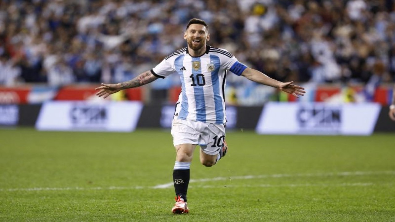 Bintang timnas Argentina Lionel Messi saat laga persahabatan internasional kontra Jamaica di Red Bull Arena, New Jersey, AS, pada 28 September 2022. (AFP/ANDRES KUDACKI)