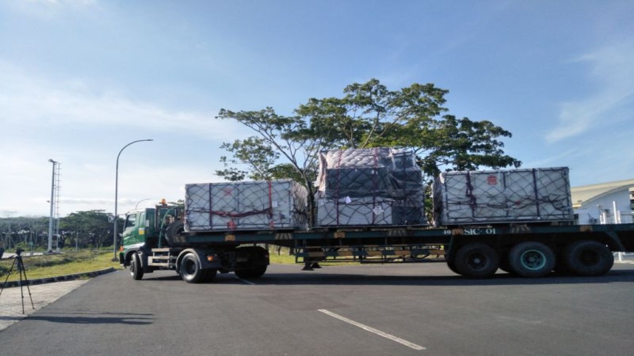 Logistik ajang WSBK yang dibawa menggunakan truk saat tiba di terminal kargo Bandara Internasional Lombok, Nusa Tenggara Barat. (ANTARA/Akhyar)