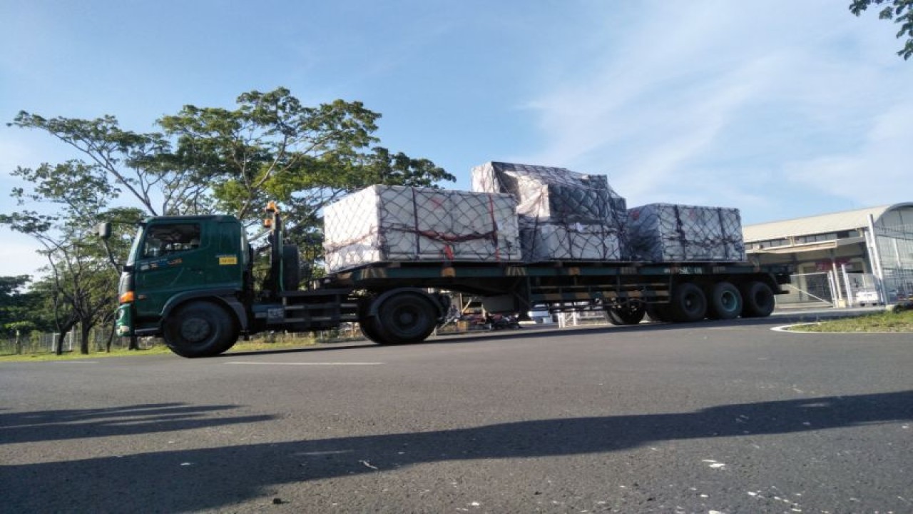Logistik WSBK Mandalika saat dibawa menggunakan truk di Bandara Internasional Lombok, Nusa Tenggara Barat, Sabtu (29/10/2022) (ANTARA/Akhyar)