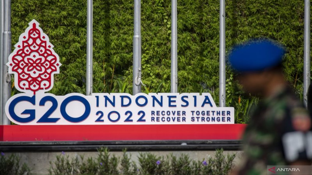 Prajurit TNI melintas di depan logo KTT G20 Indonesia di Nusa Dua, Badung, Bali, Sabtu (12/11/2022). ANTARA FOTO/Media Center G20 Indonesia/M Agung Rajasa/wsj/22 (ANTARA FOTO/M Agung Rajasa)