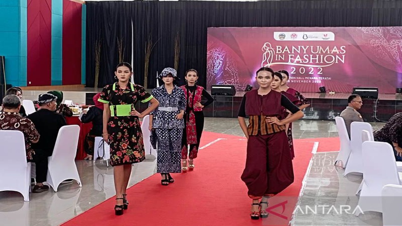 Peragaan busana batik dan lurik khas Banyumas dalam rangkaian lomba fesyen bertajuk "Banyumas in Fashion 2022" di Convention Hall Menara Teratai Purwokerto, Kabupaten Banyumas, Sabtu (19/11/2022). ANTARA/Sumarwoto