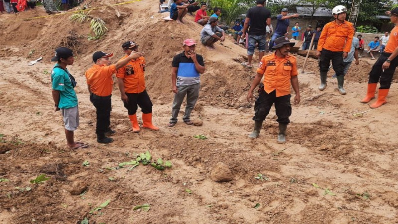 Pencarian korban terttimbun tanah longsor di Muaro Tantang, Jorong Koto Gadang, Nagari Salareh Aia Utara, Kecamatan Palembayan, Selasa (8/11) malam. (Antara/Dok BPBD Agam)
