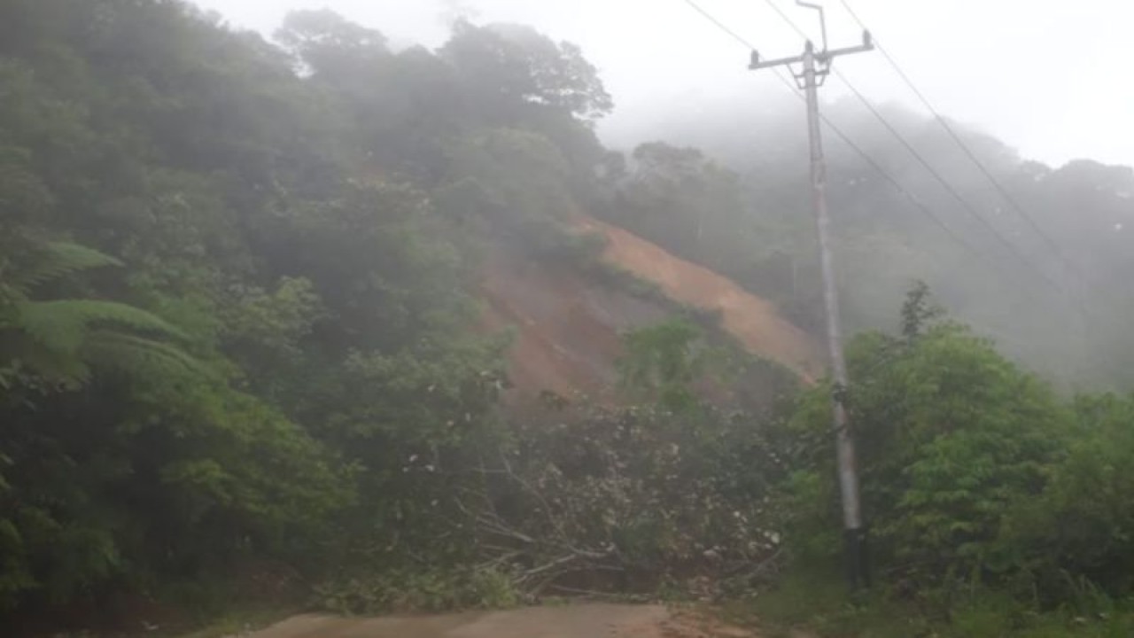 Kondisi jalan tertimbun tanah longsor di Bukik Apik, Jumat (25/11). Dok BPBD Agam