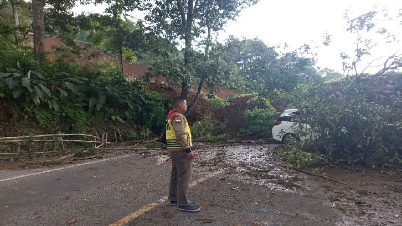 Longsoran tanah menutup akses jalan akibat gempa Cianjur pada Senin (21/11/2022). ANTARA/HO-Kementerian PUPR