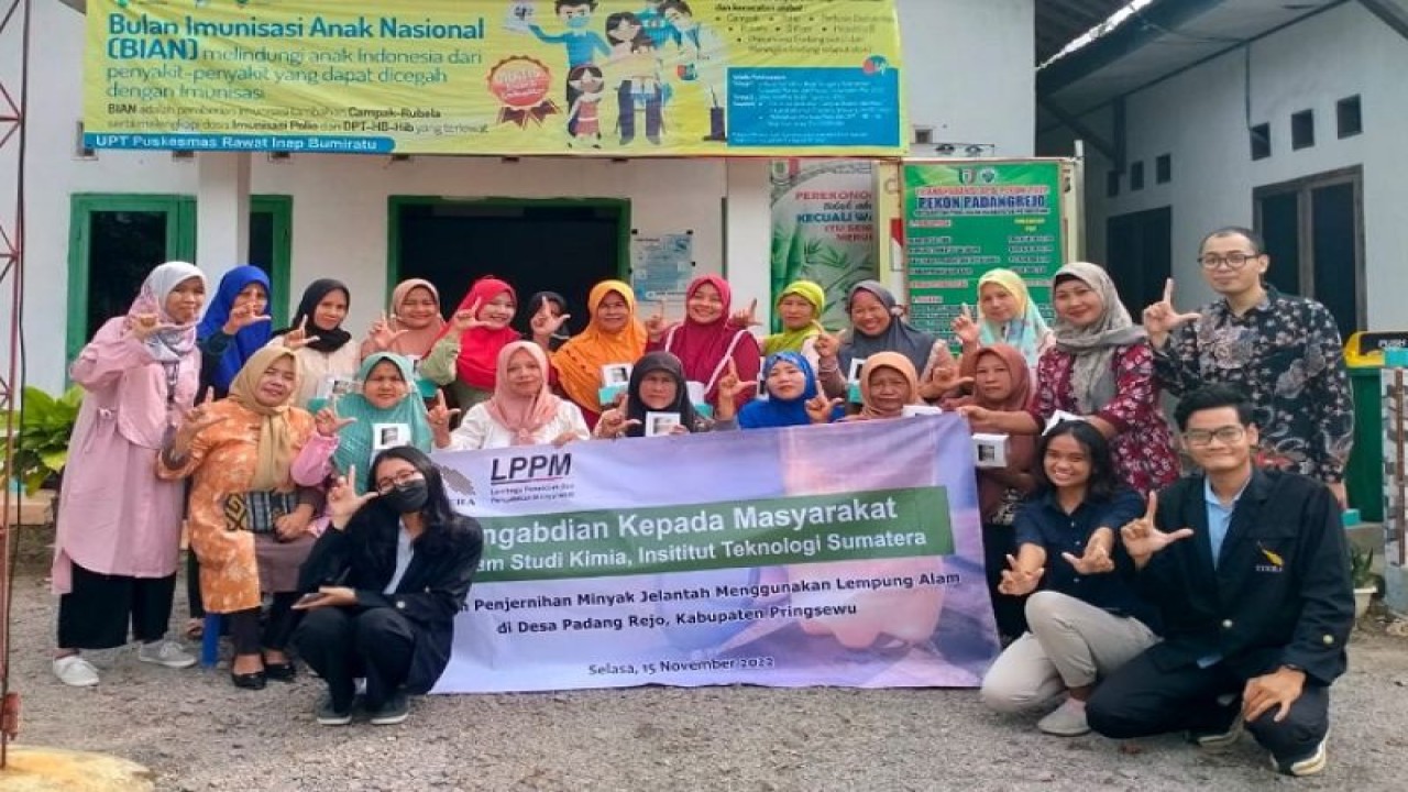 Dosen dan mahasiswa Program Studi (Prodi) Kimia Jurusan Sains Institut Teknologi Sumatera (Itera) memberikan pelatihan pemurnian minyak jelantah menggunakan bahan lempung alam atau dikenal dengan (Bleaching Earth), Bandarlampung, Jumat (18/11/2022). ANTARA/HO-Itera