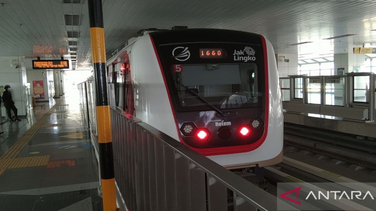 Penumpang bersiap menaiki LRT Jakarta dari Stasiun Velodrome di Jakarta Timur, Jumat (6/8/2021). (ANTARA/Dewa Ketut Sudiarta Wiguna)