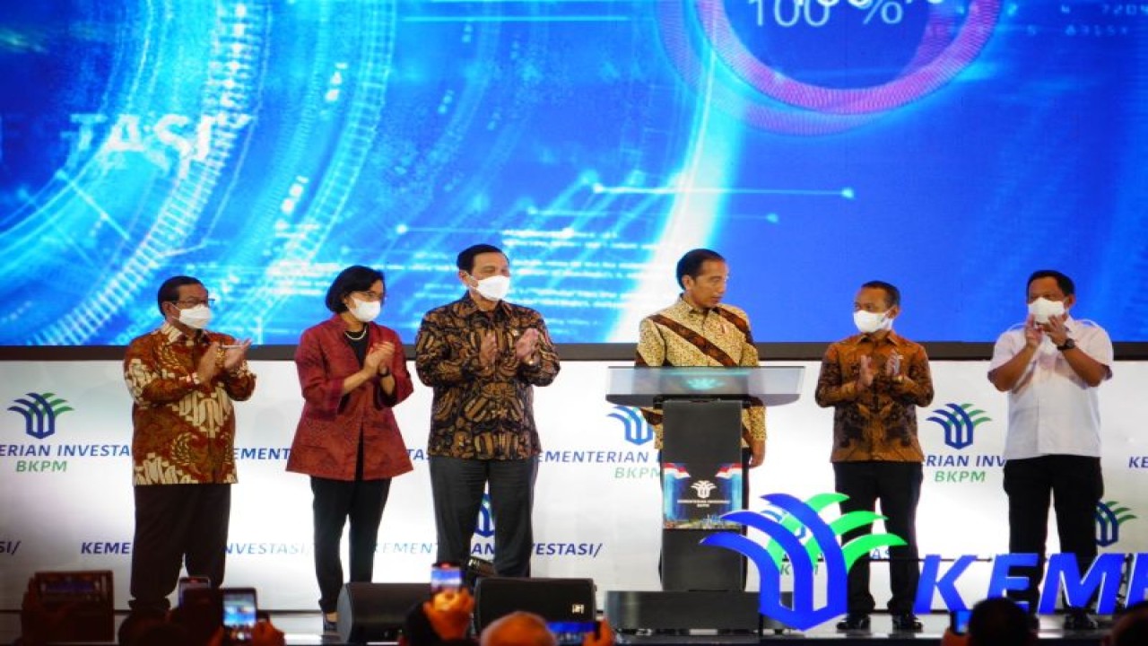 Presiden Jokowi (ketiga kanan) didampingi Menteri Investasi/Kepala BKPM Bahlil Lahadalia (kedua kanan), Menko Kemaritiman dan Investasi Luhut Binsar Pandjaitan (ketiga kiri), Menteri Keuangan Sri Mulyani Indrawati (kedua kiri), dalam Rakornas Investasi 2022 di Jakarta, Rabu (30/11/2022). ANTARA/HO-Kementerian Investasi/BKPM