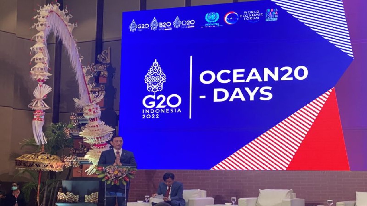 Menteri Koordinator bidang Kemaritiman dan Investasi (Menkomarves) Luhut Binsar Pandjaitan dalam Tri Hita Karana (THK) Presidensi G20 Indonesia: Ocean 20 di Nusa Dua, Bali, Senin (14/11/2022). (ANTARA/AstridFaidlatulHabibah)