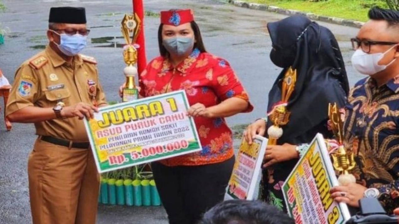 Asisten Pemerintahan dan Kesejahteraan Rakyat Setda Provinsi Kalteng M. Katma F. Dirun menyerahkan hadiah juara pertama kepada Direktur RSUD Puruk Cahu dr Debi Rumondang di Kota Palangka Raya, Senin (14/11/2022). ANTARA/HO-RSUD Puruk Cahu