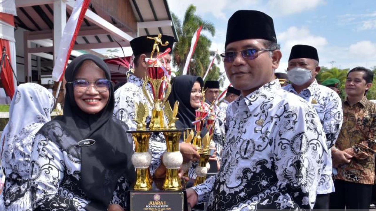 Bupati Boyolali M Said Hidayat menyerahkan piala kepada salah satu pemenang lomba dalam Peringatan HUT Ke-77 Guru Nasional atau PGRI di Alun Alun Kidul Boyolali, Jumat (25/11/2022). ANTARA/Bambang Dwi Marwoto.