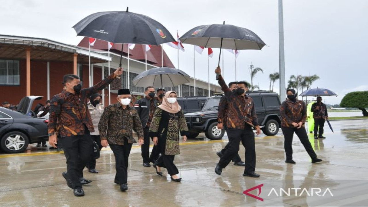 Wakil Presiden Ma'ruf Amin dan Ibu Wury Ma'ruf Amin berangkat dari Pangkalan Udara TNI AU Halim Perdanakusuma, Jakarta menuju Pangkalan Udara TNI AD Ahmad Yani, Semarang, Jawa Tengah untuk melakukan kunjungan kerja pada Kamis (17/11/2022). (ANTARA/BPMI Setwapres)