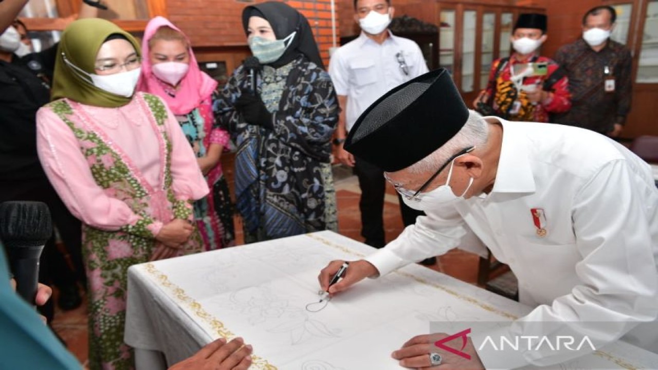 Wapres Ma'ruf Amin saat meninjau produksi batik di Sanggar Batik 16, Semarang, Jawa Tengah, Jumat (18-11-2022). ANTARA/BPMI Setwapres