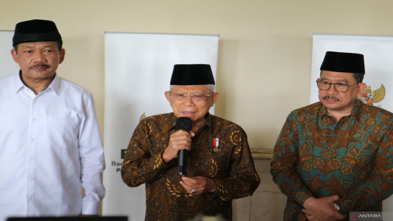 Wakil Presiden Ma'ruf Amin menyampaikan pernyataan didampingi Wakil menteri Agama Zainut Tauhid Sa'adi (kanan) dan Ketua BAZNAS Noor Achmad (kiri) dalam acara Silaturahim Wapres Ma'ruf Amin dengan pimpinan dan pengurus BAZNAS se-Jawa Tengah di Surakarta, Senini (21/11/2022). (ANTARA/Desca Lidya Natalia)