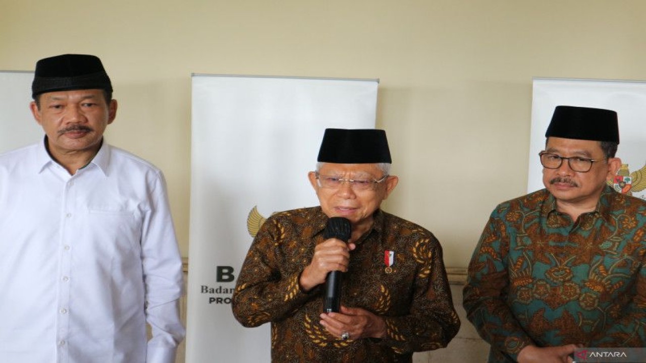 Wakil Presiden, KH Ma'ruf Amin, menyampaikan pernyataan didampingi Wakil menteri Agama Zainut Tauhid Sa'adi (kanan) dan Ketua BAZNAS Noor Achmad (kiri), saat bersilaturahmi dengan pimpinan dan pengurus BAZNAS se-Jawa Tengah di Surakarta, Senini (21/11/2022). ANTARA/Desca Natalia