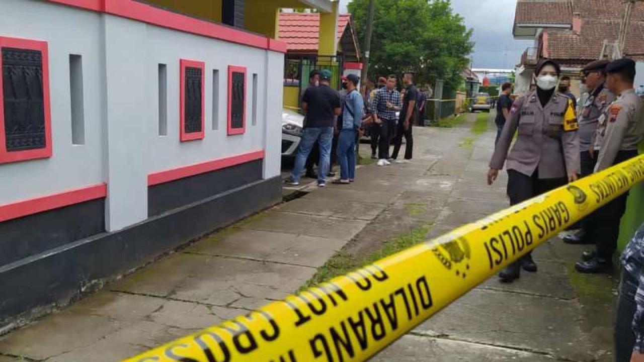 Tempat kejadian perkara di Dusun Prajenan, Desa Mertoyudan, Kabupaten Magelang dipasang garis polisi. ANTARA/Heru Suyitno