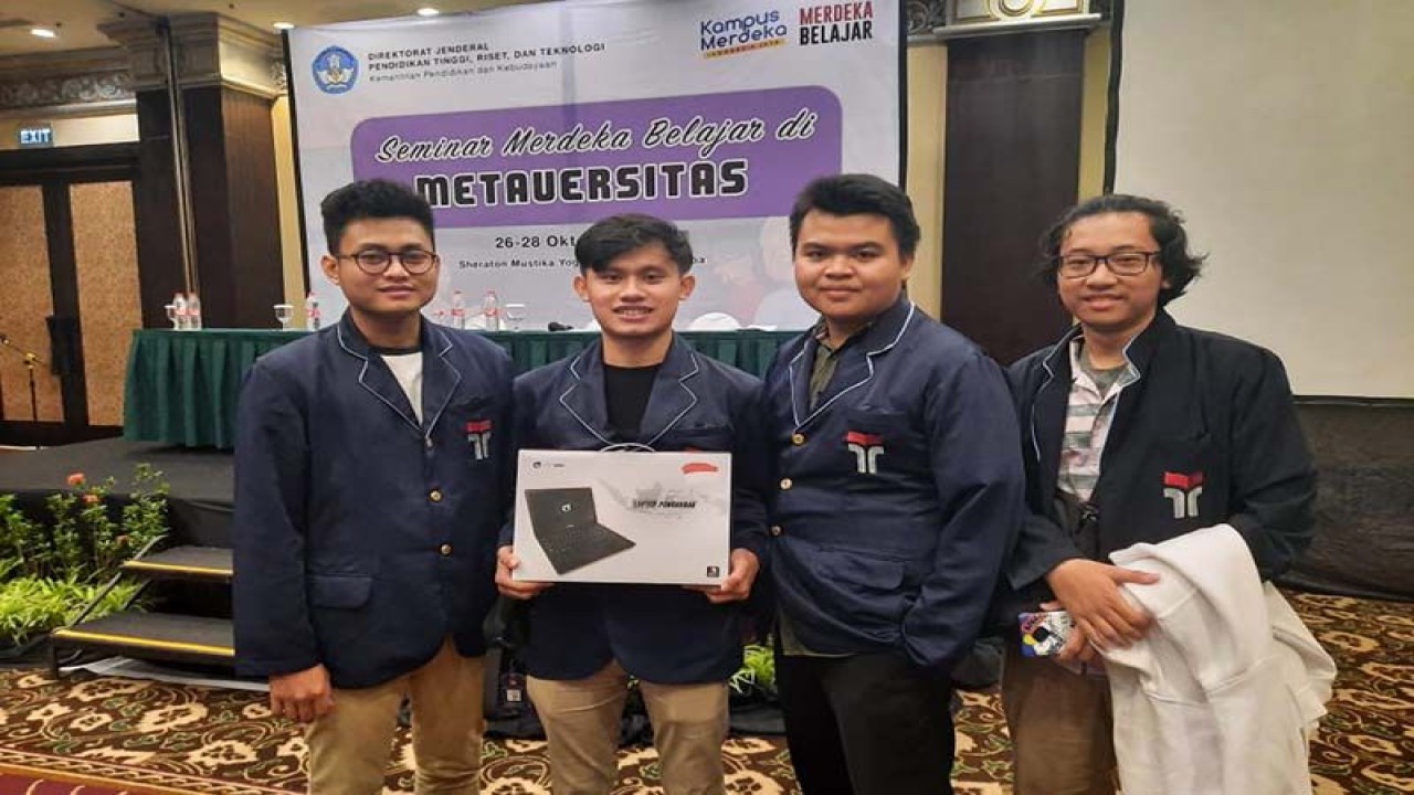 Tim Viregra Institut Teknologi Telkom Purwokerto menunjukkan satu unit laptop yang mereka peroleh dalam Kompetisi Metaverse yang diselenggarakan Ditjen Dikti Kemendikbudristek. ANTARA/HO-IT Telkom Purwokerto