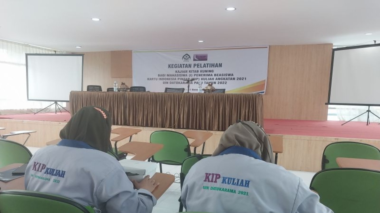 Mahasiswa penerima KIP Kuliah Angkatan 2021 mengikuti kegiatan pelatihan kajian kitab kuning yang diselenggarakan oleh UIN Palu sejak tanggal 18-21 November 2023, berlangsung di UIN Palu. (ANTARA/Muhammad Hajiji)