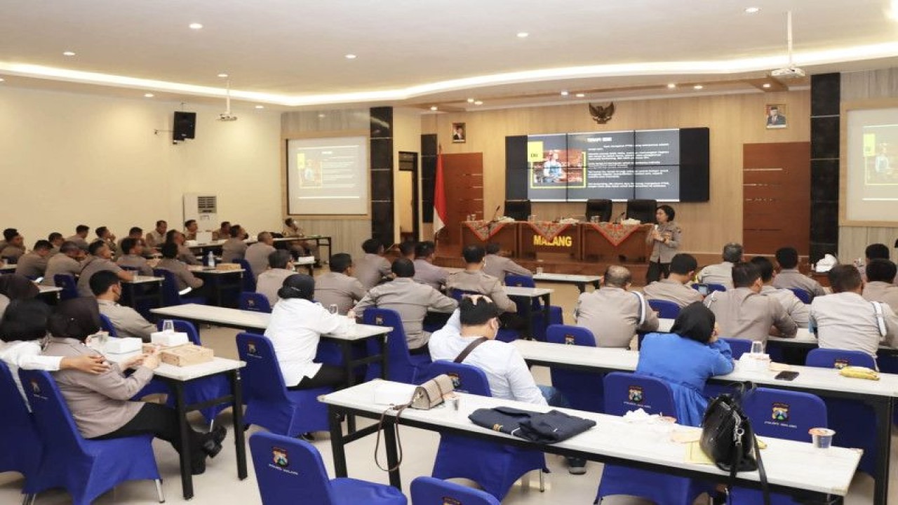 Sejumlah personel Kepolisian Resor (Polres) Malang yang mengikuti pendampingan psikologis dan trauma healing, pascatragedi Kanjuruhan, di Kabupaten Malang, Jawa Timur, Kamis (24/11/2022). (FOTO ANTARA/HO-Humas Polres Malang)