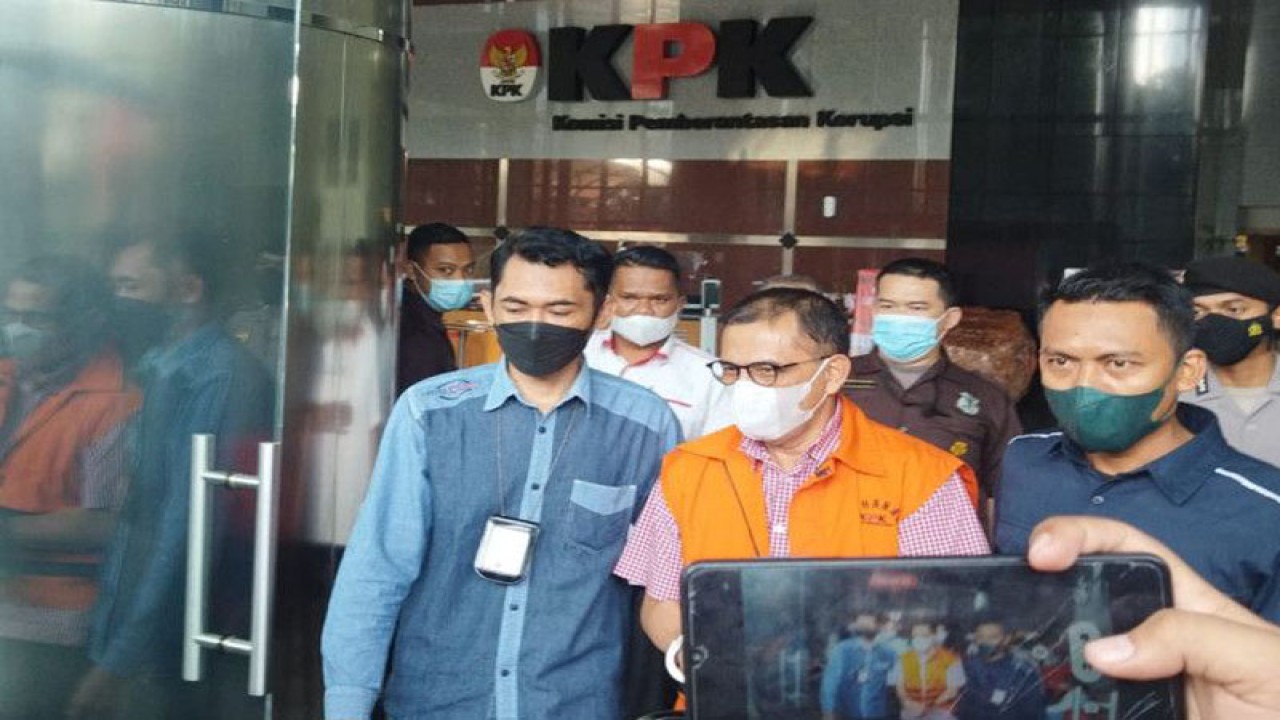 Mantan Wali Kota Cimahi Ajay Muhammad Priatna (rompi jingga) usai diperiksa di Gedung Merah Putih KPK, Jakarta, Kamis (18/8/2022). (ANTARA/Benardy Ferdiansyah)