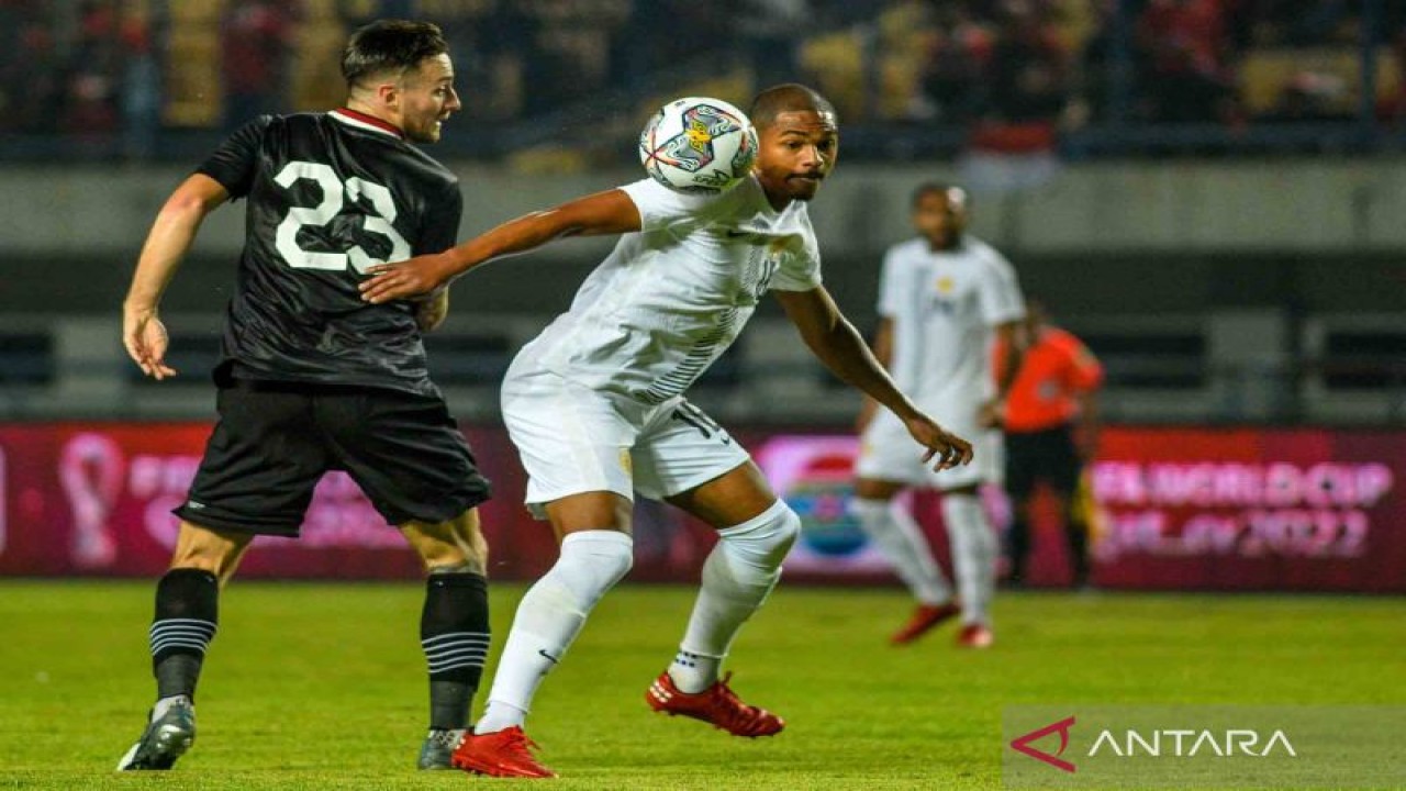 Pesepak bola tim nasional Indonesia Marc Klok (kiri) berebut bola dengan pesepak bola tim nasional Curacao Michael Madionis (kanan) pada pertandingan persahabatan FIFA Match Day di Stadion Gelora Bandung Lautan Api, Bandung, Jawa Barat, Sabtu (24/9/2022). Indonesia menang 3-2 atas Curacao. ANTARA FOTO/Raisan Al Farisi/wsj.