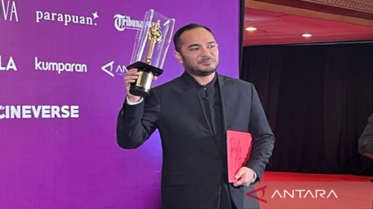 Marthino Lio mendapat piala citra Festival Film Indonesia (FFI) sebagai Pemeran Pria Utama Terbaik di Jakarta, Selasa (22/11/2022) (ANTARA/Maria Cicilia Galuh)