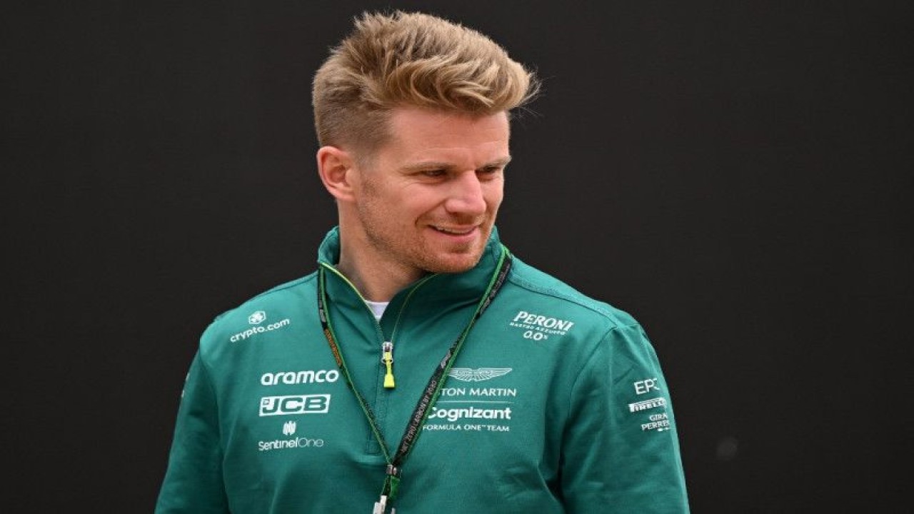 Pebalap cadangan tim Aston Martin Nico Hulkenberg di paddock Grand Prix Inggris, Silverstone. (30/6/2022) (AFP/JUSTIN TALLIS)