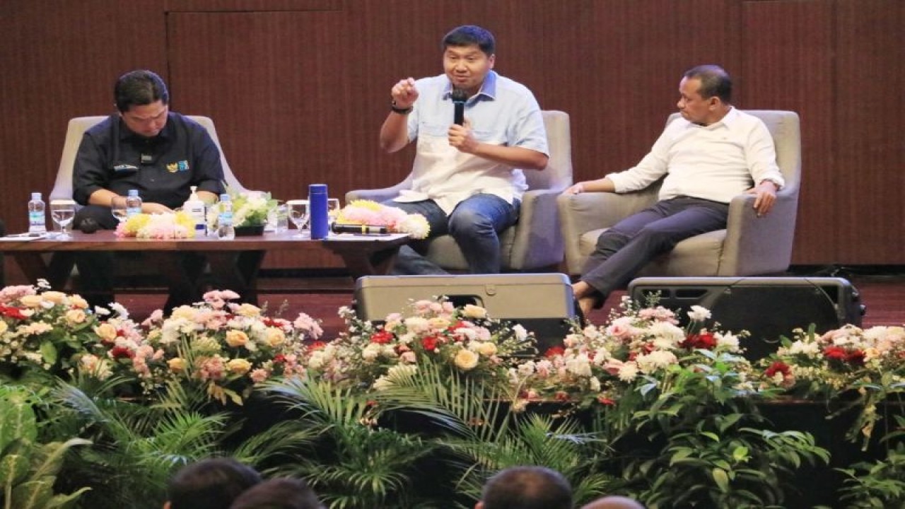 Ketua Umum Taruna Merah Putih, Maruarar Sirait (tengah) saat menjadi narasumber seminar nasional di Universitas Pelita Harapan, Tangerang, Banten, Selasa (29/11/2022). ANTARA/HO-Taruna Merah Putih