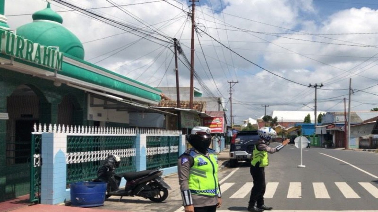 Arsip Foto. Polisi melakukan tugas pengamanan di depan area masjid di Kota Baturaja, Kabupaten Ogan Komering Ulu, Provinsi Sumatera Selatan. (ANTARA/Edo Purmana/21)