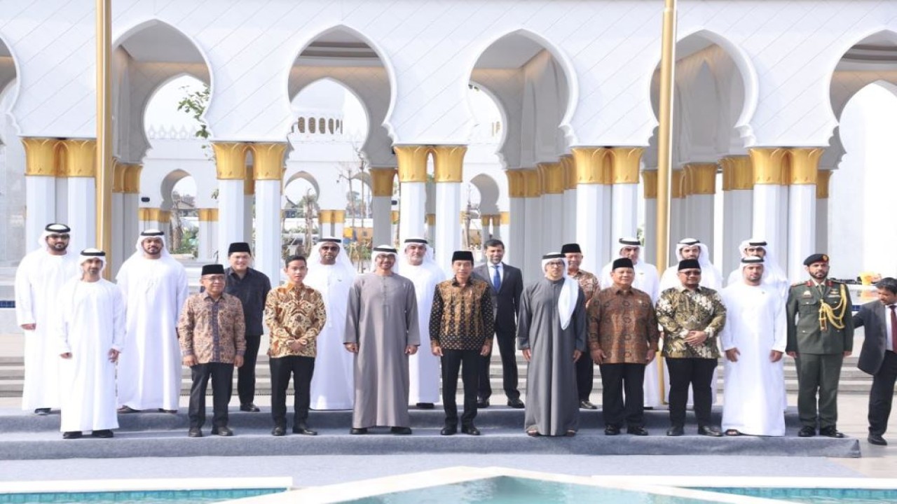 Presiden Joko Widodo (Jokowi) dan Presiden Uni Emirat Arab (UEA) Mohamed Bin Zayed Al-Nahyan pada Senin (14/11/2022) meresmikan Masjid Raya Sheikh Zayed Solo. (Istimewa/Kementerian Agama)