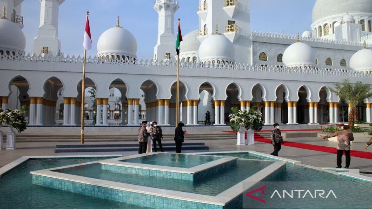Masjid Raya Sheikh Zayed yang baru diresmikan oleh Presiden Jokowi, terlihat dari depan di Kelurahan Gilingan, Kecamatan Banjarsari Solo, Jateng, Senin (14/11/2022). ANTARA/Bambang Dwi Marwoto