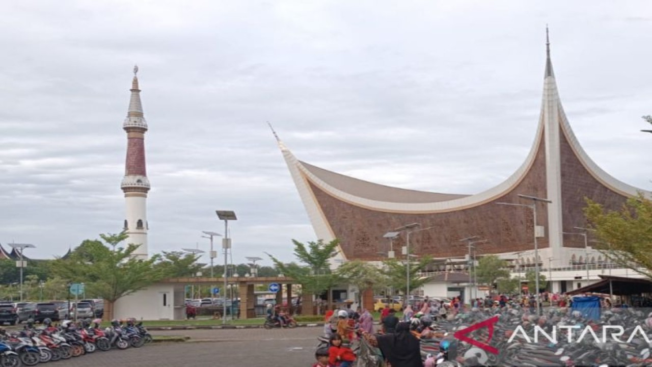 Masjid Raya Sumbar, salah satu destinasi wisata religi yang diharapkan bisa menarik minat wisatawan untuk datang ke Sumbar. (ANTARA/Miko Elfisha)