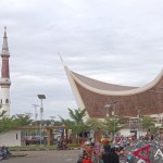 Masjid Raya Sumbar, salah satu destinasi wisata religi yang diharapkan bisa menarik minat wisatawan untuk datang ke Sumbar. (ANTARA/Miko Elfisha)-1668667461