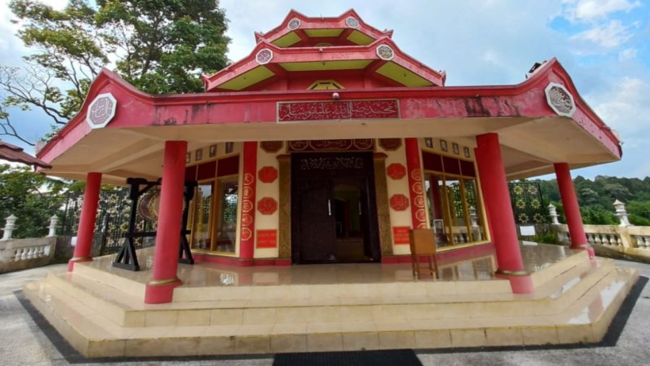 Masjid bernuansakan Tionghoa di Dusun Jurang Malang, Desa Pakuan, Kecamatan Narmada, Kabupaten Lombok Barat, Nusa Tenggara Barat.