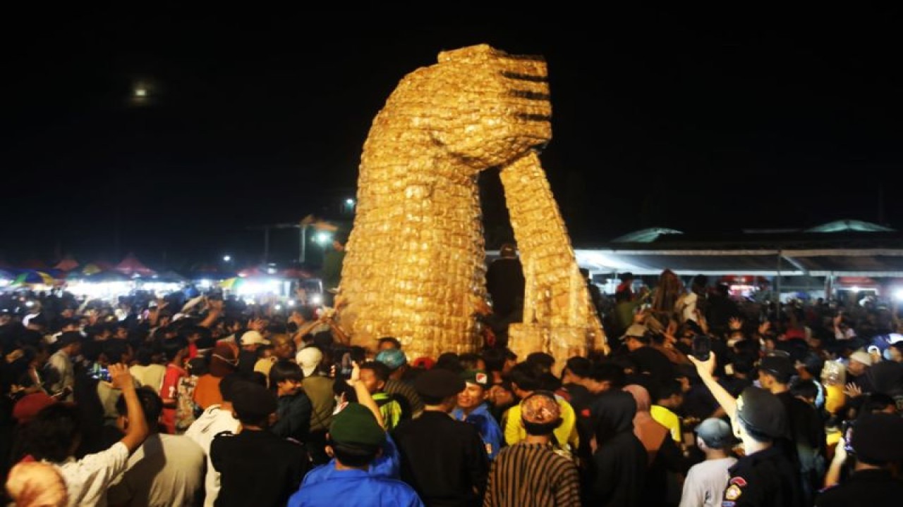 Masyarakat mengarak tumpeng tahu raksasa bergambar tangan dalam Festival Banjir Tahu di Desa Kunir Kidul, Kabupaten Lumajang, Minggu (13/11/2022) malam. (ANTARA/HO-Diskominfo Lumajang)