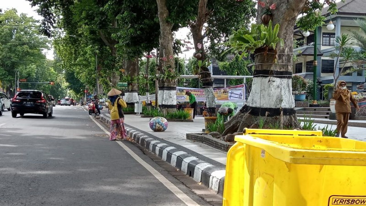 Ilustrasi: aktivitas buruh sapu di Jalan Pejanggik di Kota Mataram, Provinsi Nusa Tenggara Barat. (Foto: ANTARA/Nirkomala)