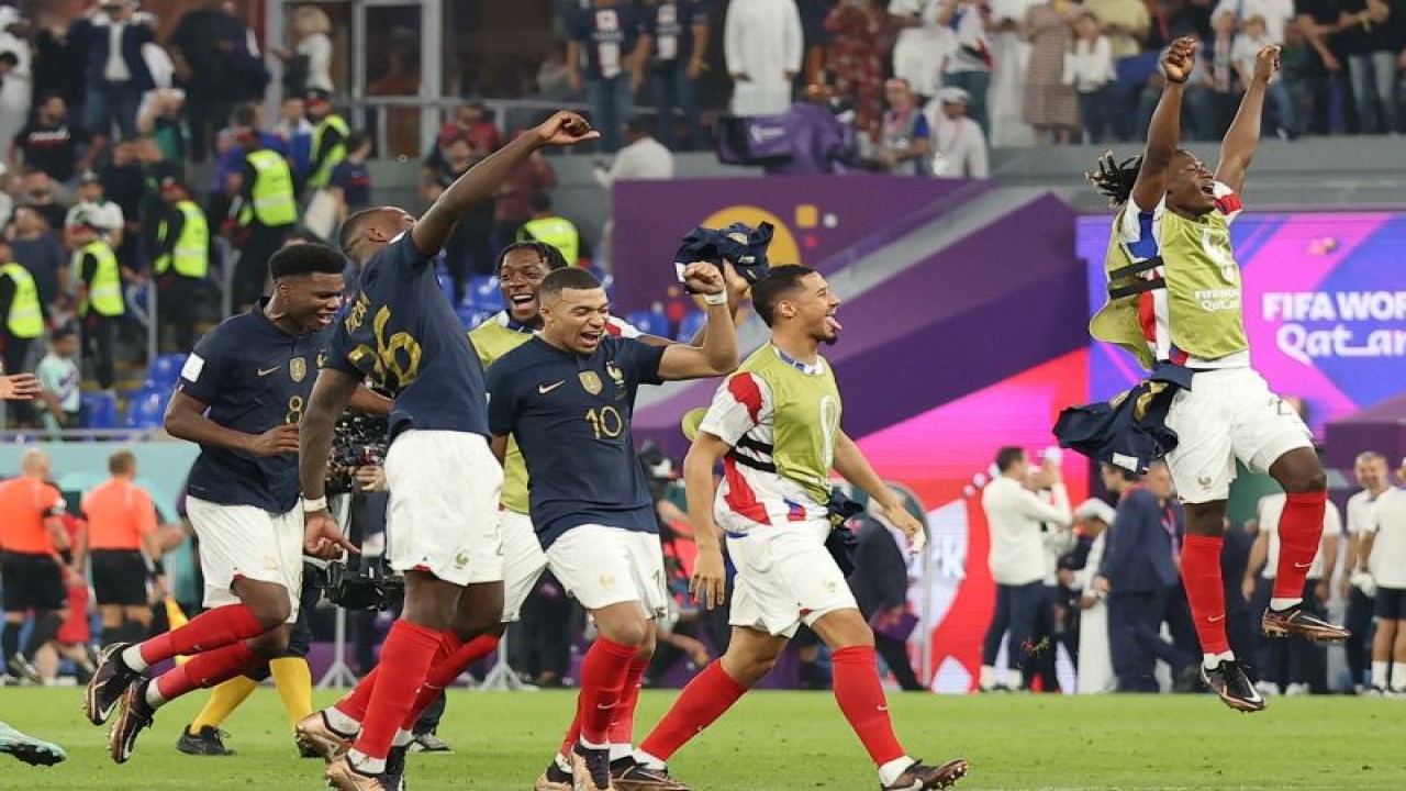 Kylian Mbappe dan rekan-rekan satu tim setelah Argentina mengalahkan Denmark dalam pertandingan kedua Grup D di Stadion 974, Doha, Qatar, 26 November 2022. (REUTERS/KIM HONG-JI)