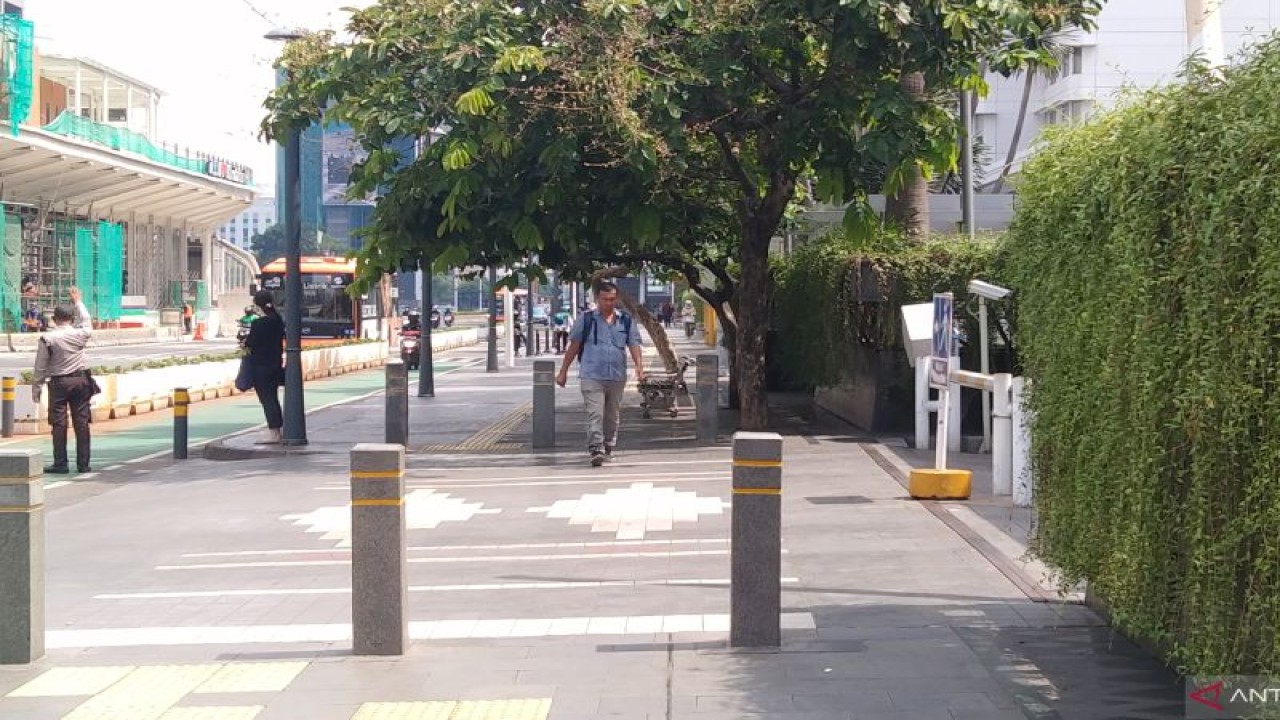 Pejalan kaki memanfaatkan jalur trotoar di dekat kawasan Bundaran HI, Jakarta, Senin (3/10/2022). (ANTARA/Dewa Ketut Sudiarta Wiguna)