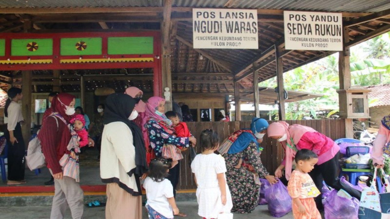 Ibu hamil dan balita di Desa Kedundang, Kabupaten Kulon Progo, menerima bantuan makanan tambahan. (ANTARA/HO-Dokumen Humas Bandara Internasional Yogyakarta)