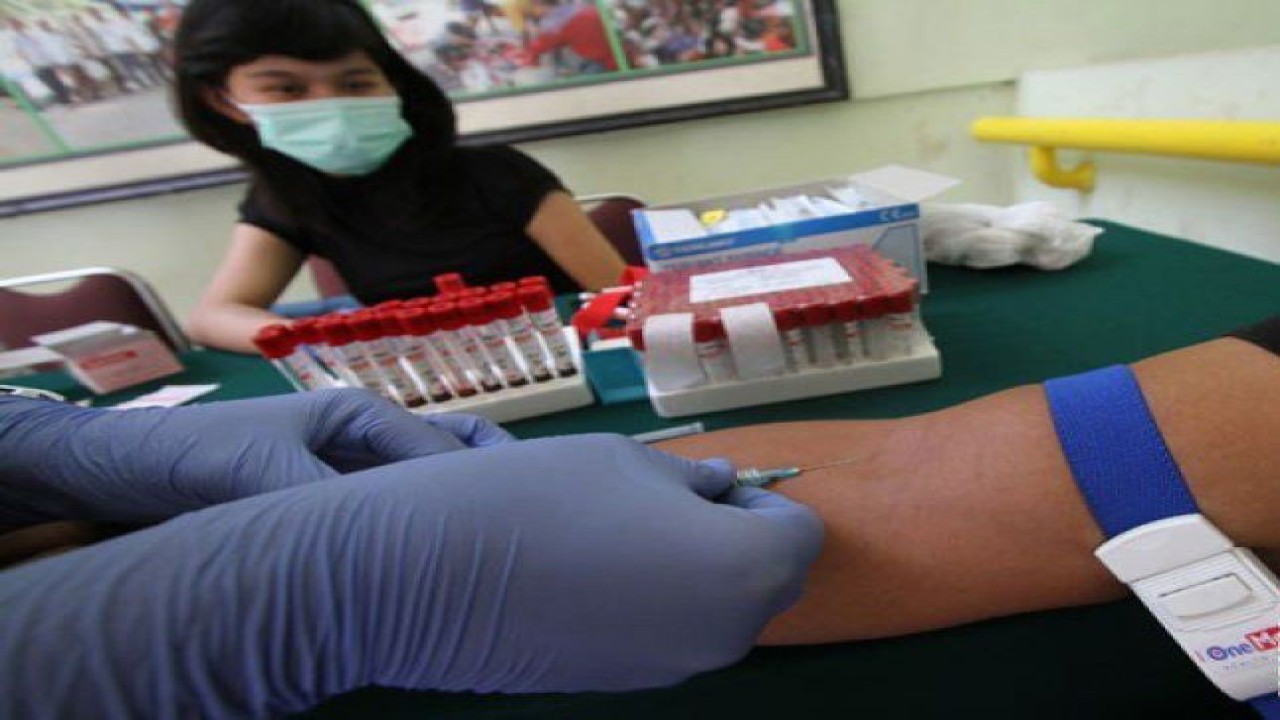Petugas mengambil darah warga yang diperiksa ketika pemeriksaan darah HIV AIDS di Jakarta. ANTARA FOTO/M Agung Rajasa