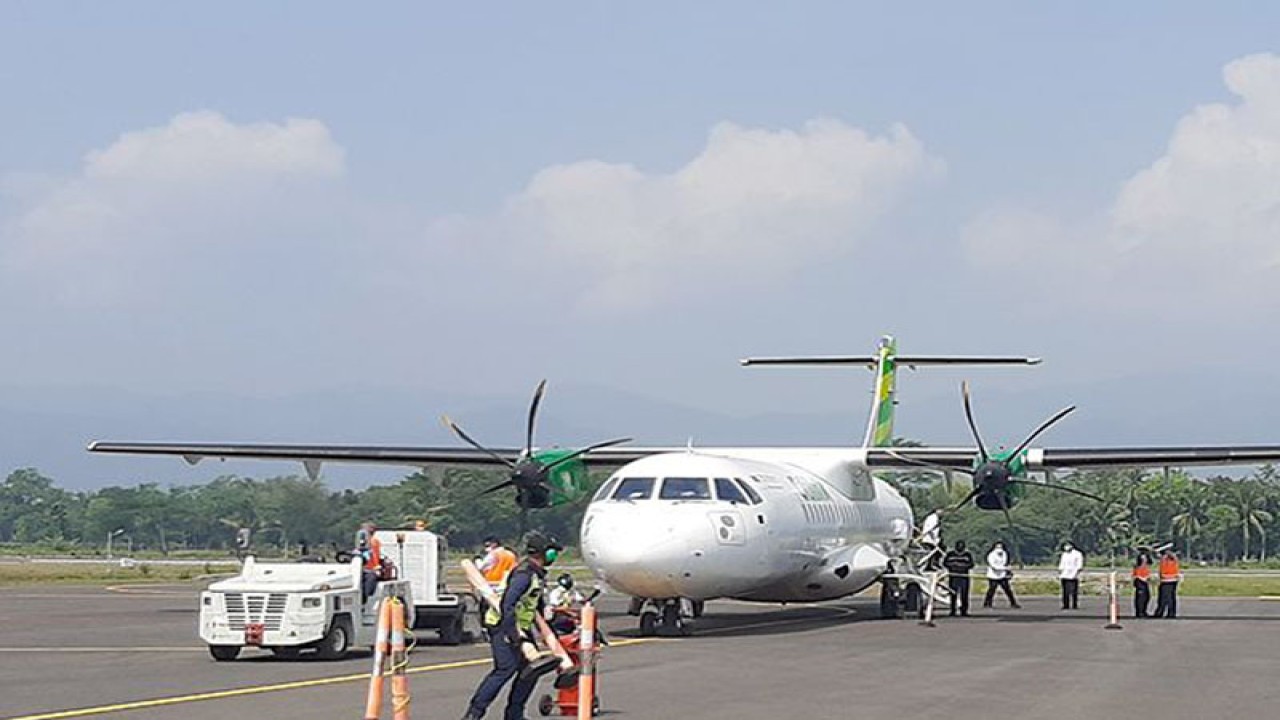 Pesawat ATR 72-600 milik maskapai Citilink saat mendarat di Bandara Jenderal Besar Soedirman setelah menjalani penerbangan komersial perdana dari Surabaya, Kamis (3-6-2021). ANTARA/Sumarwoto