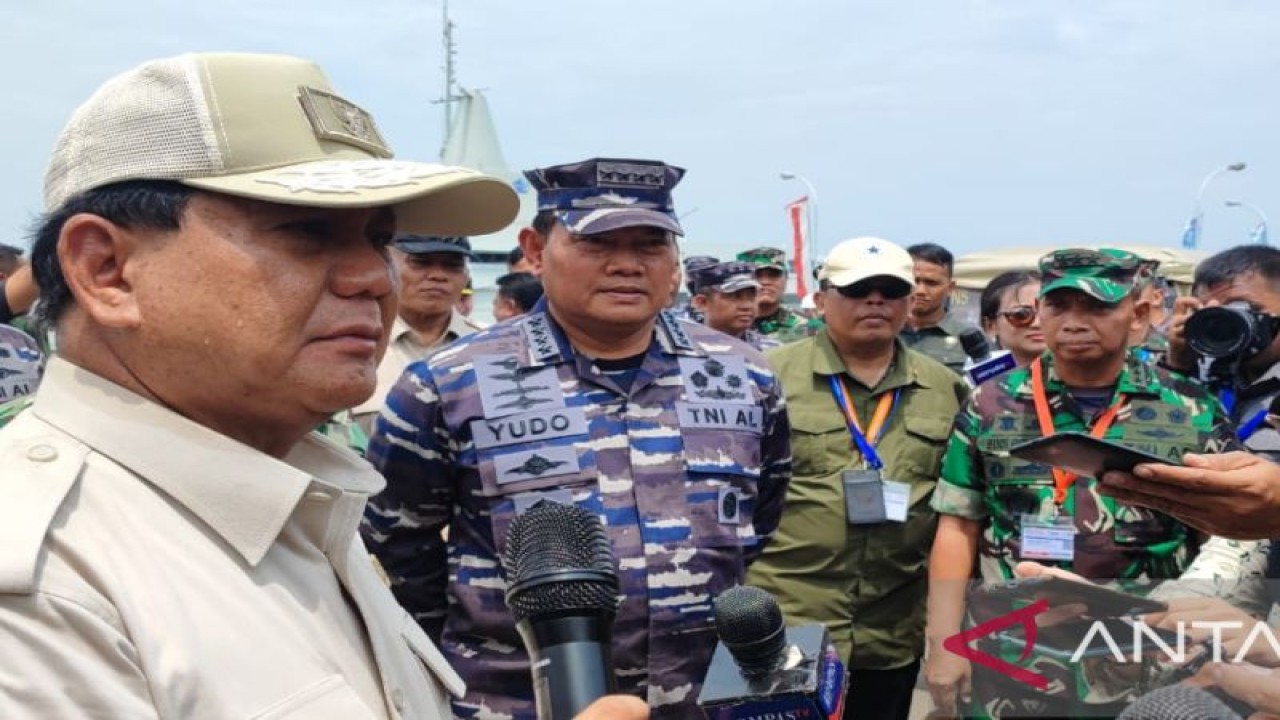 Menteri Pertahanan Prabowo Subianto memberikan keterangan pers usai pengukuhan KRI Wahidin Sudirohusodo-991 di Dermaga Koarmada RI Pondok Dayung, Jakarta Utara, Kamis (3/11/2022). (ANTARA/Syaiful Hakim)