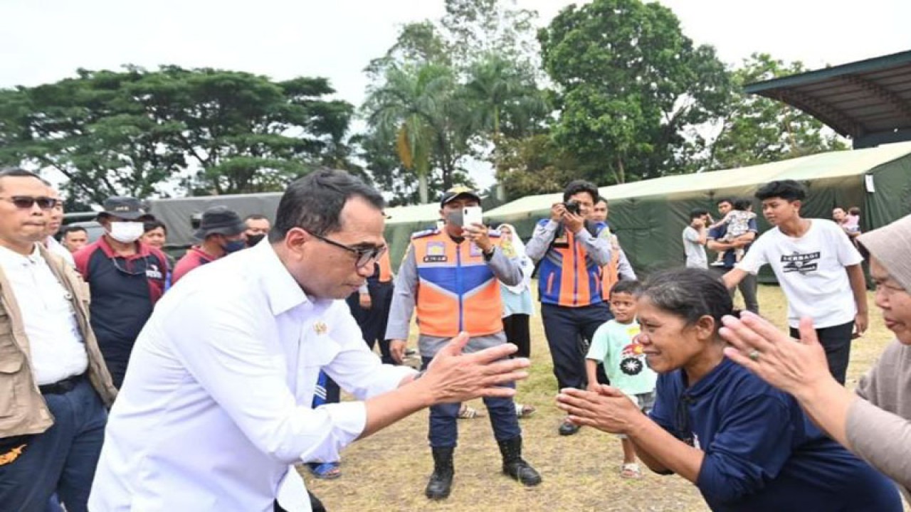 Menteri Perhubungan Budi Karya Sumadi saat mengunjungi dan menyerahkan bantuan kepada para pengungsi korban Gempa Cianjur, Jawa Barat, pada Jumat (25/11/2022). (Kemenhub)