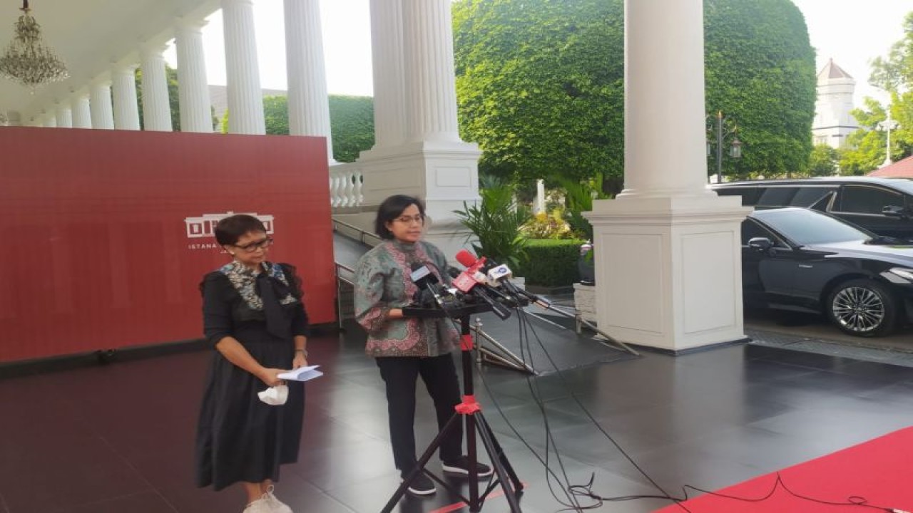 Menteri Keuangan Sri Mulyani dan Menteri Luar Negeri Retno Marsudi memberikan keterangan pers seusai menghadiri rapat evaluasi penyelenggaraan KTT G20 bersama Presiden RI Joko Widodo di Istana Kepresidenan Jakarta, Senin (28/11/2022). ANTARA/Indra Arief Pribadi