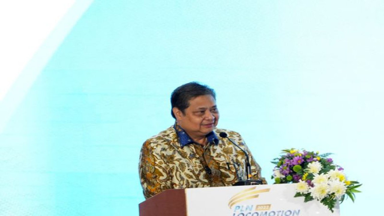 Menteri Koordinator (Menko) Bidang Perekonomian Airlangga Hartarto saat menyampaikan arahannya pada acara pembukaan PT Pembangkit Listrik Negara (PLN) Locomotion 2022 di Jakarta, Rabu (23/11/2022). (ANTARA/Agatha Olivia Victoria)