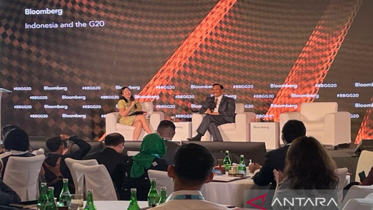 Menkomarves Luhut Binsar Pandjaitan (kanan) berbicara dalam Bloomberg CEO Forum yang diselenggarakan menjelang KTT G20 di Nusa Dua, Bali pada Jumat (11/11/2022). (ANTARA/Yashinta Difa)
