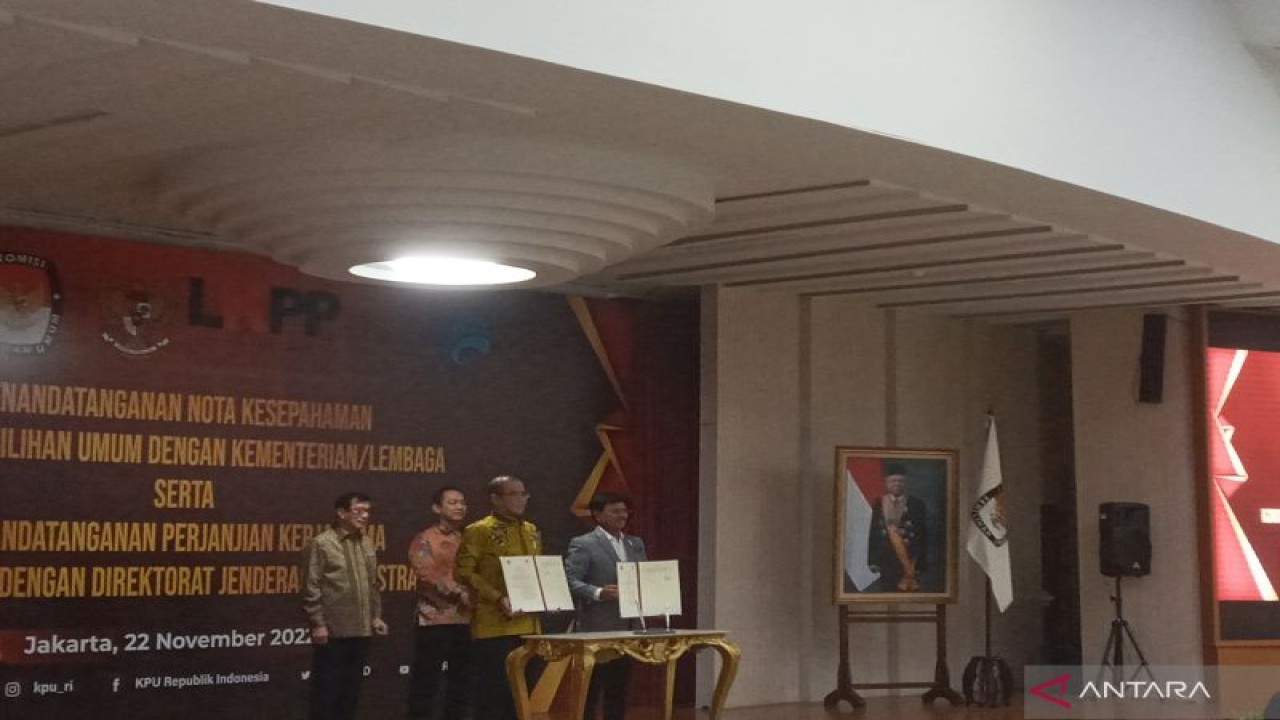 Menkominfo Johnny G. Plate dan Ketua KPU Hasyim Asy'ari usai menandatangani nota kesepahaman tentang pemanfaatan layanan informasi pemilu di Gedung KPU RI, Jakarta, Selasa (22/11/2022). (ANTARA/Tri Meilani Ameliya)