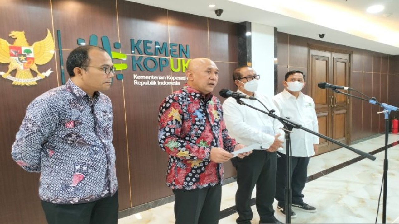 Menteri Koperasi dan Usaha Kecil Menengah (Menkop UKM) Teten Masduki (dua dari kiri) menyampaikan konferensi pers di Jakarta, Sabtu, (28/11/2022) kasus kekerasan seksual dan pemerkosaan pegawai. (ANTARA/Muhammad Zulfikar).